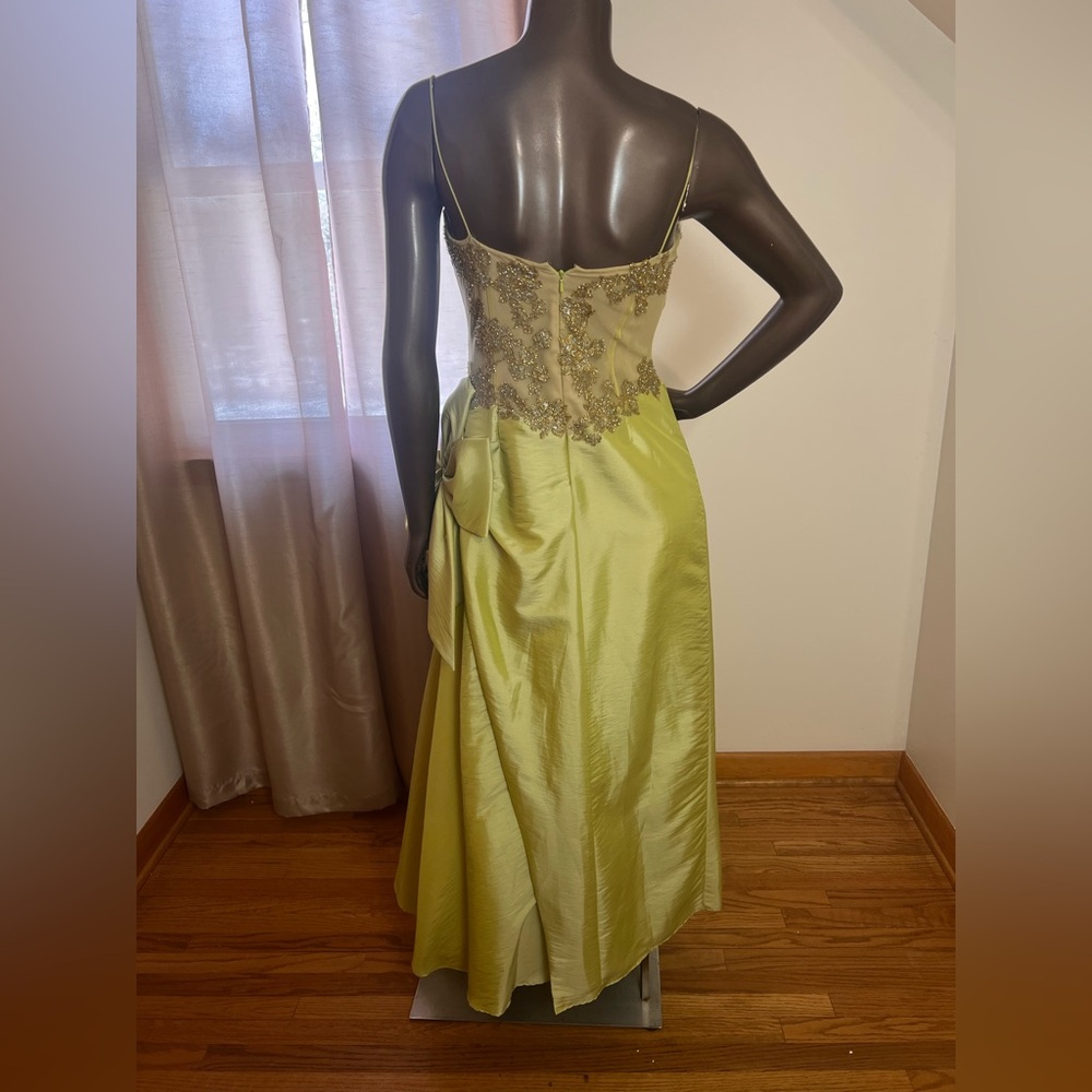 Elegant Green Evening Gown with nude Embellished Bodice. - Picture 5 of 8
